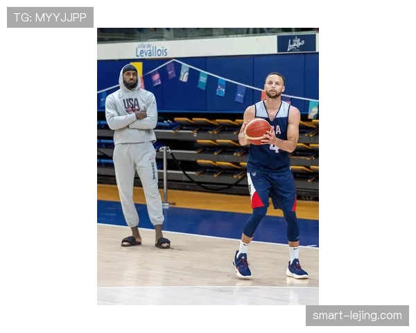 库里居然在家里穿着拖鞋玩游戏，这和赛场上那个神射手也太反差了吧！