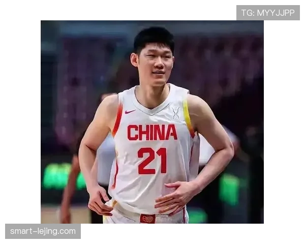 胡金秋穿得比导演还讲究，球场上一秒硬汉，生活里一本时尚杂志？