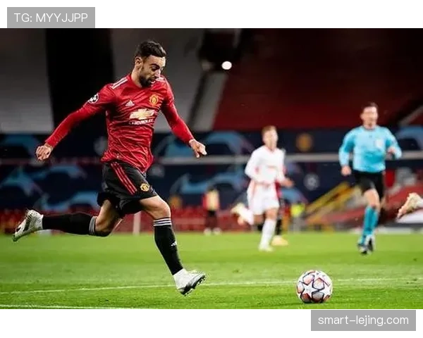 卡塞米罗与弗雷德在中场控制下形成分散与集中转换趋势